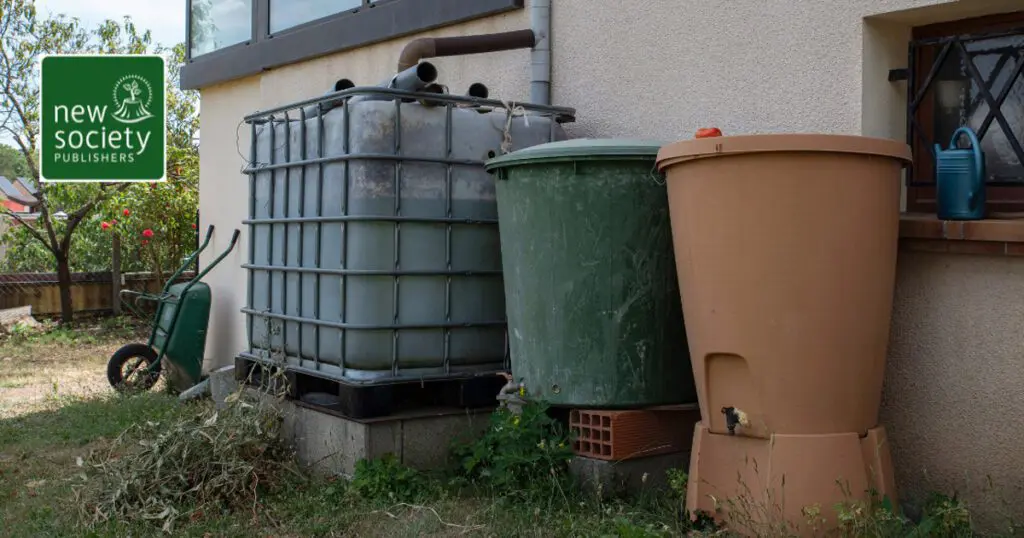 Rainwater storage at the side of a building