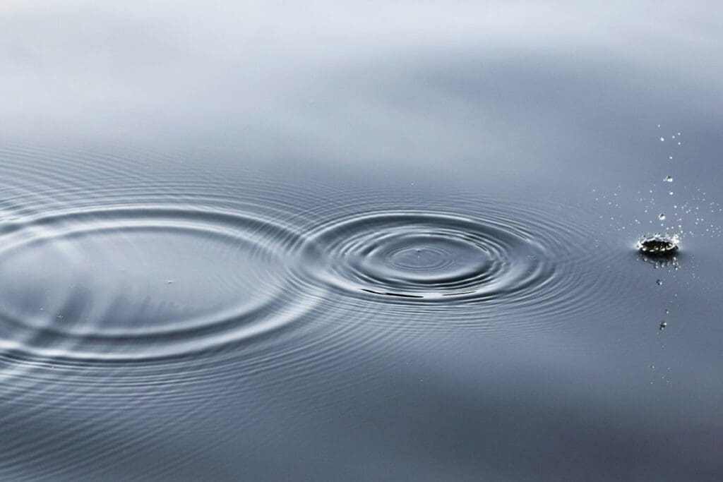 Patterns left by drops in the water