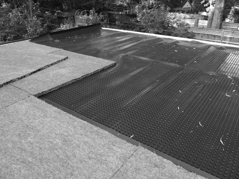Flat rooftop under construction with rubber waterproofing; ideal for Green Roofs installation.